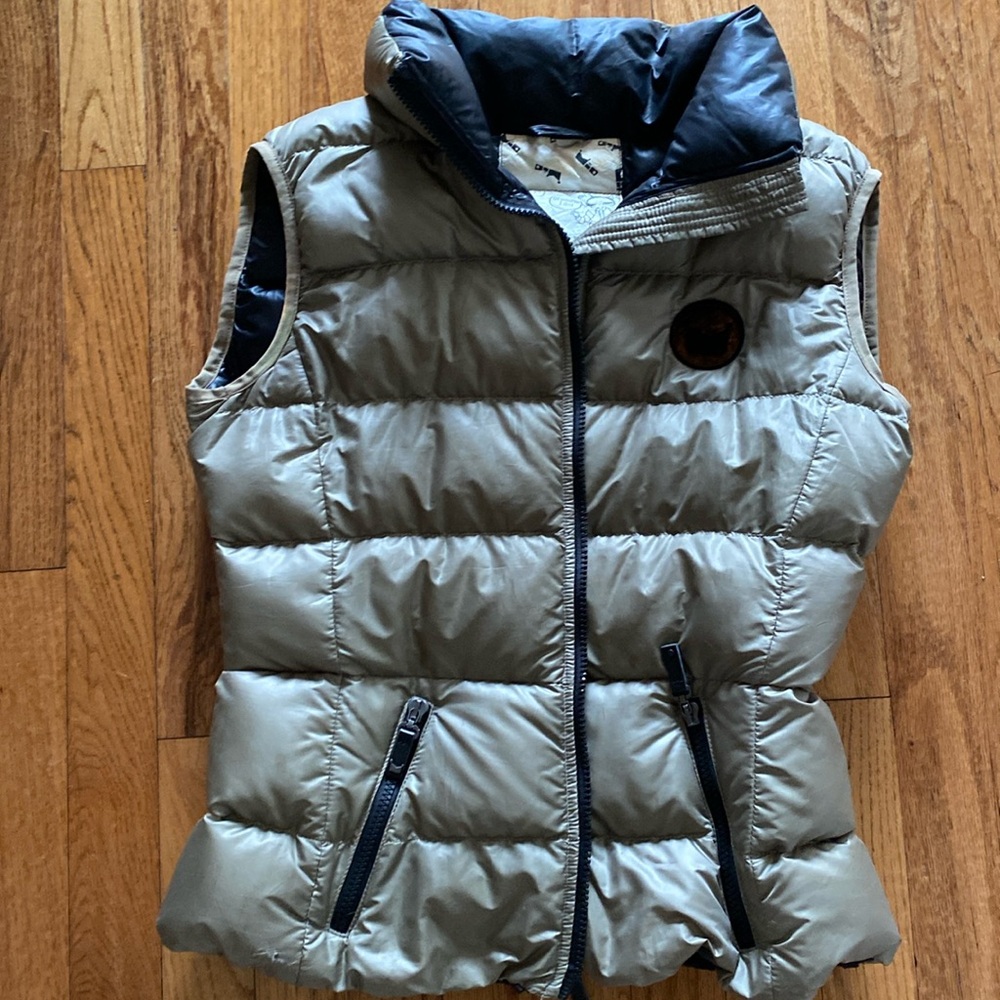 Great puffer that can be go with anything. Brown and black. Unique.